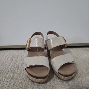 Aetrex Cream and Tan Wedge SANDALS